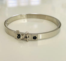 Load image into Gallery viewer, onyx flower bangle