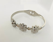 Load image into Gallery viewer, Trois Fleurs Bangle