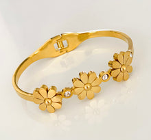 Load image into Gallery viewer, Trois Fleurs Bangle